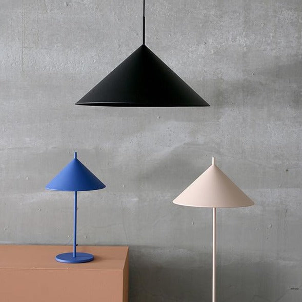 Metal triangle floor lamp - blush