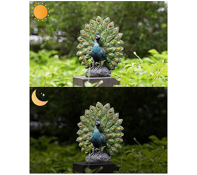 Techko Proud Peacock Statue with Solar Spotligh t