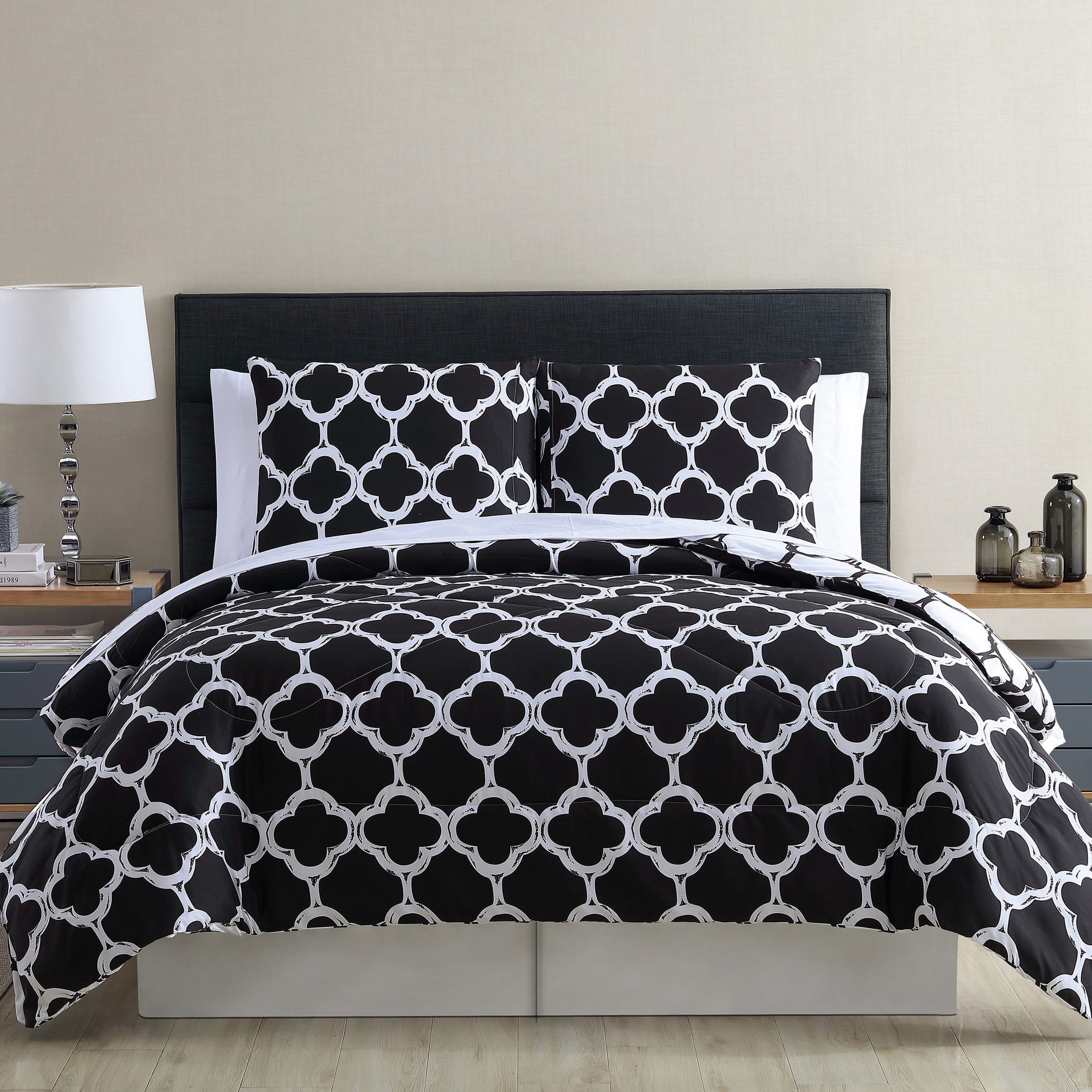 VCNY Home Galaxy 8-Piece Black Quatrefoil Polyester Bed in a Bag， King - Reversible