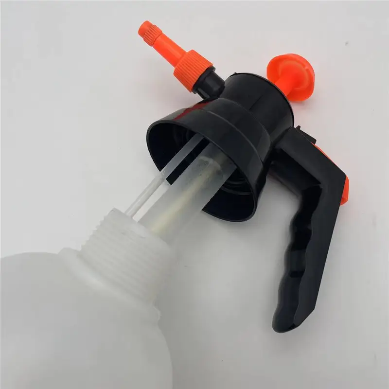 1.5L durable home and garden plastic watering spray bottle made entirely of plastic