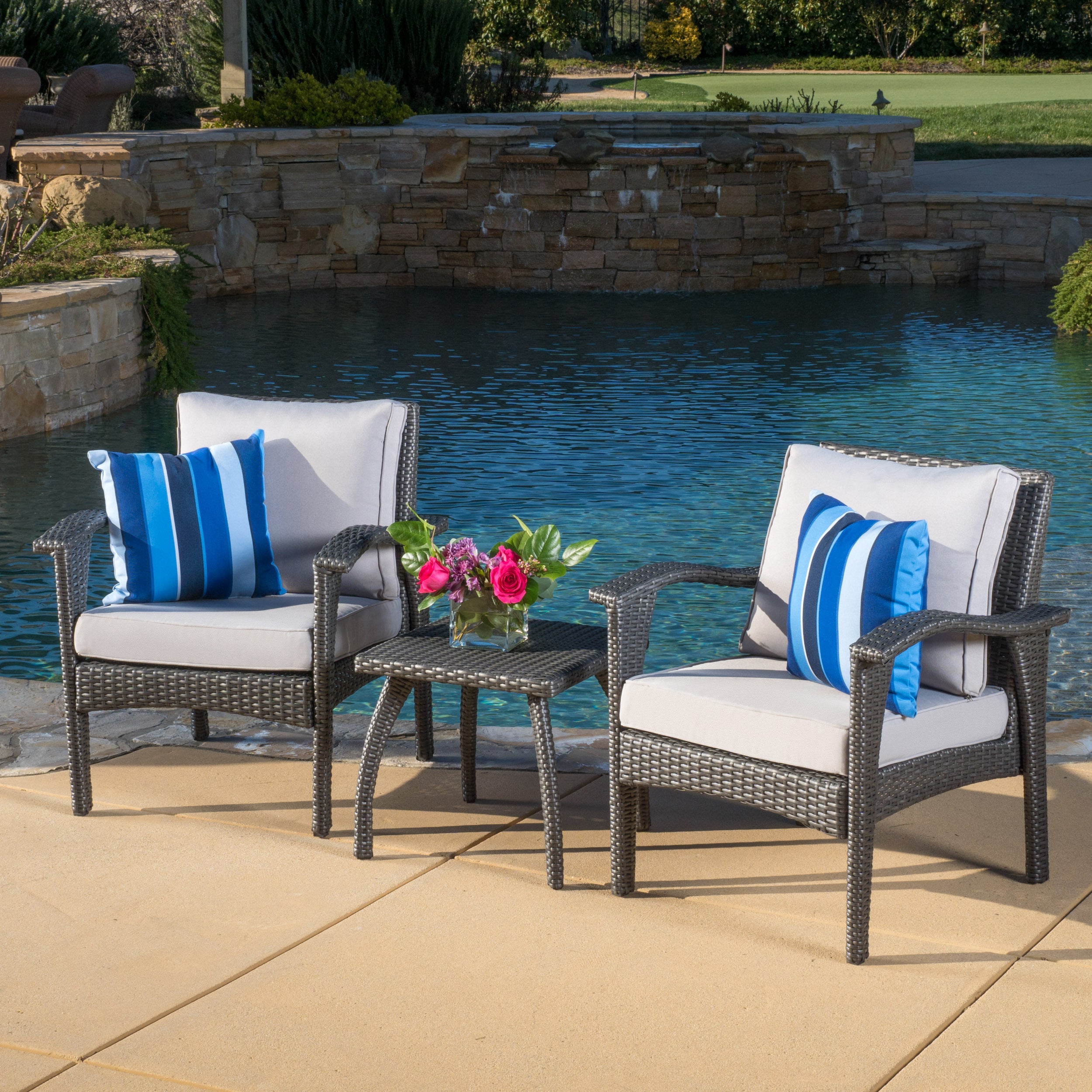 Outdoor 3-Piece Gray Wicker Chat Set with Silver Cushions