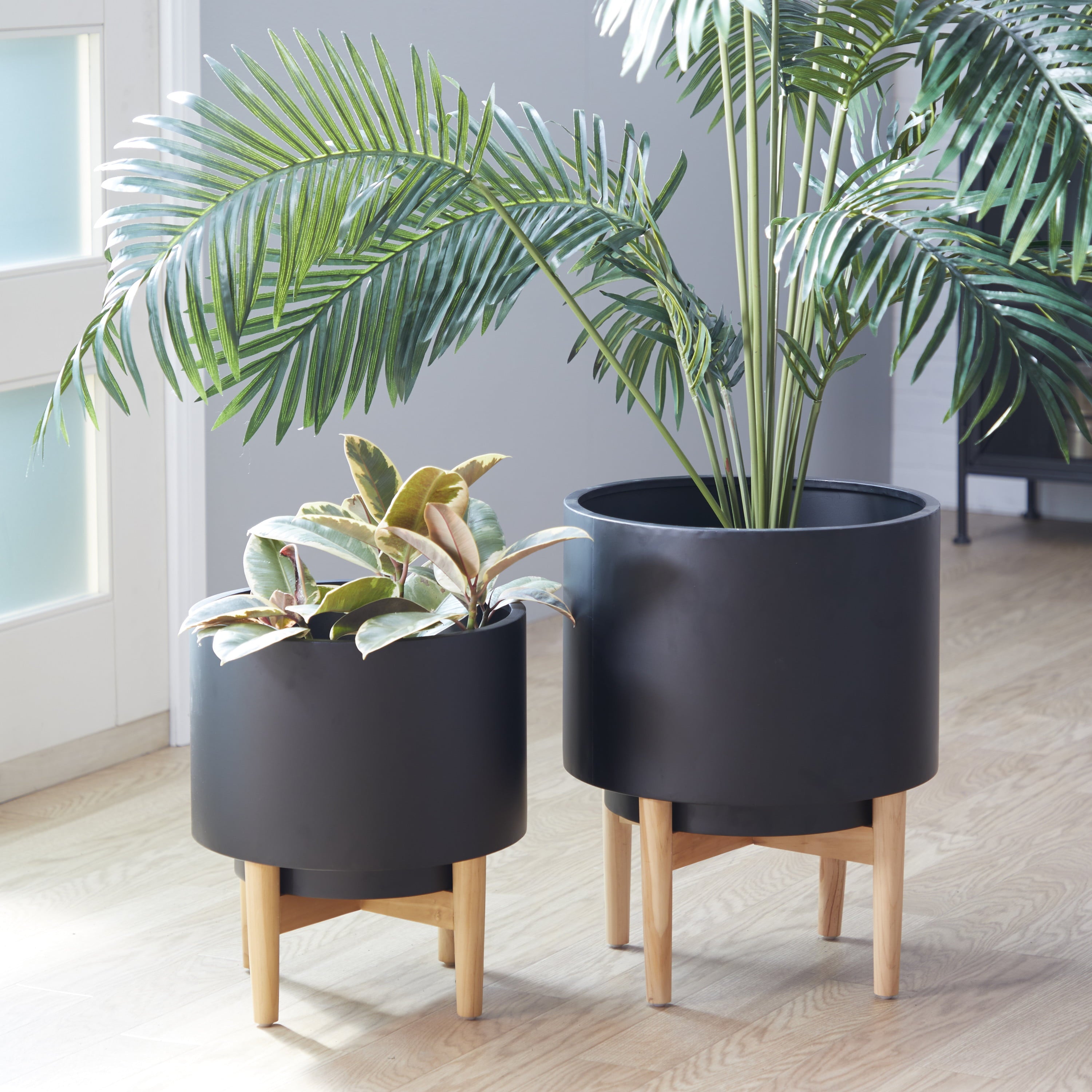 CosmoLiving by Cosmopolitan 20", 16"H Indoor Outdoor Black Metal Planter with Removable Wood Stand (2 Count)