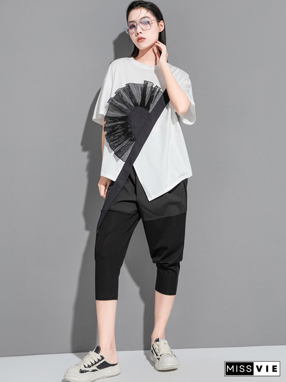 Stylish Black White Irregular Applique T-Shirt