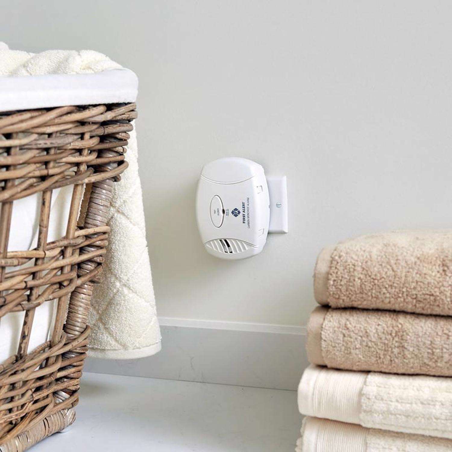 First Alert Plug-In w/Battery Back-up Electrochemical Carbon Monoxide Detector