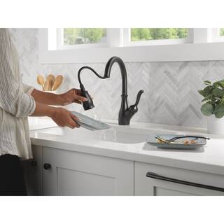 Delta Leland Single-Handle Pull-Down Sprayer Kitchen Faucet in Matte Black 9178-BL-DST