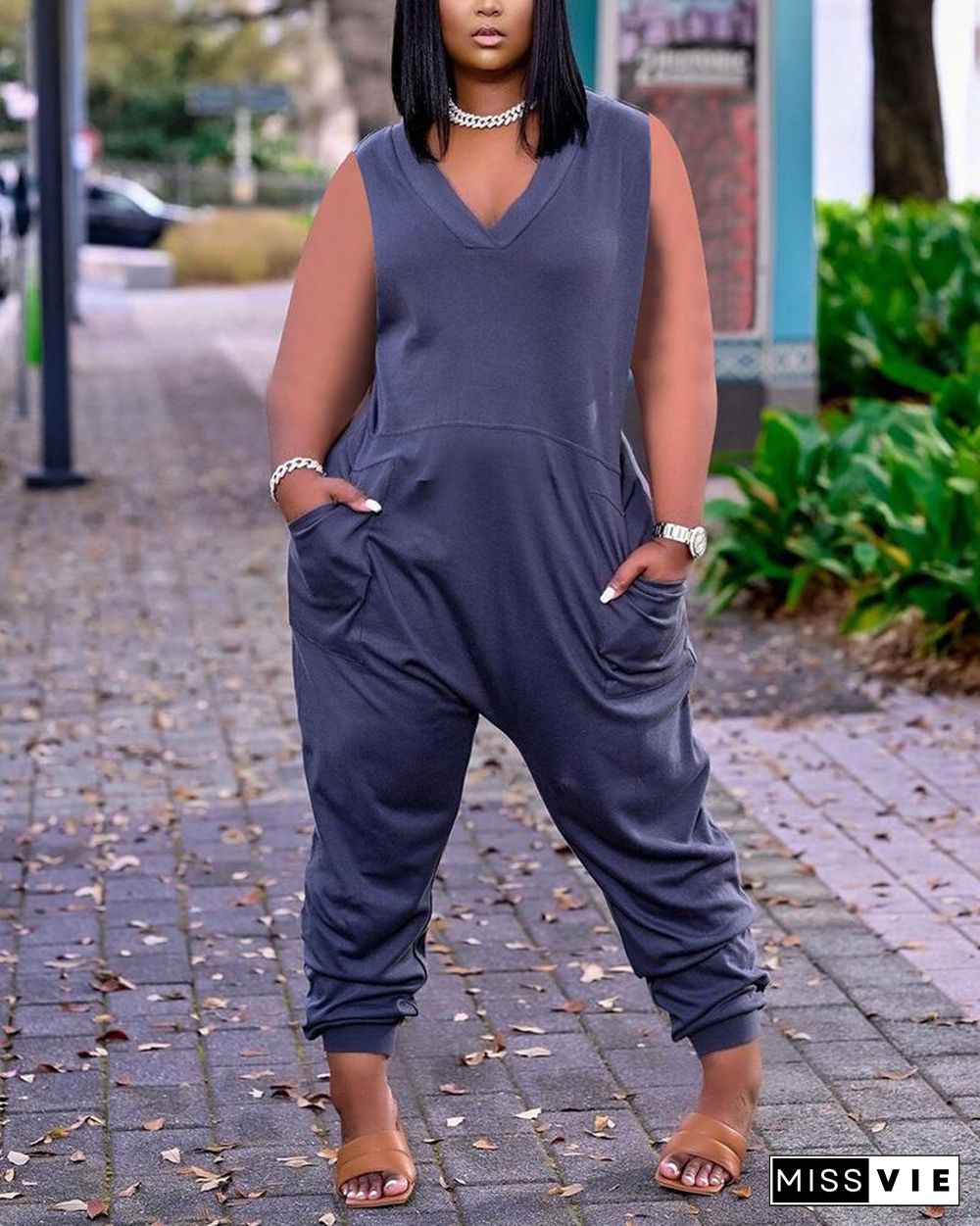 Solid Sleeveless Loose Jumpsuit With Pockets