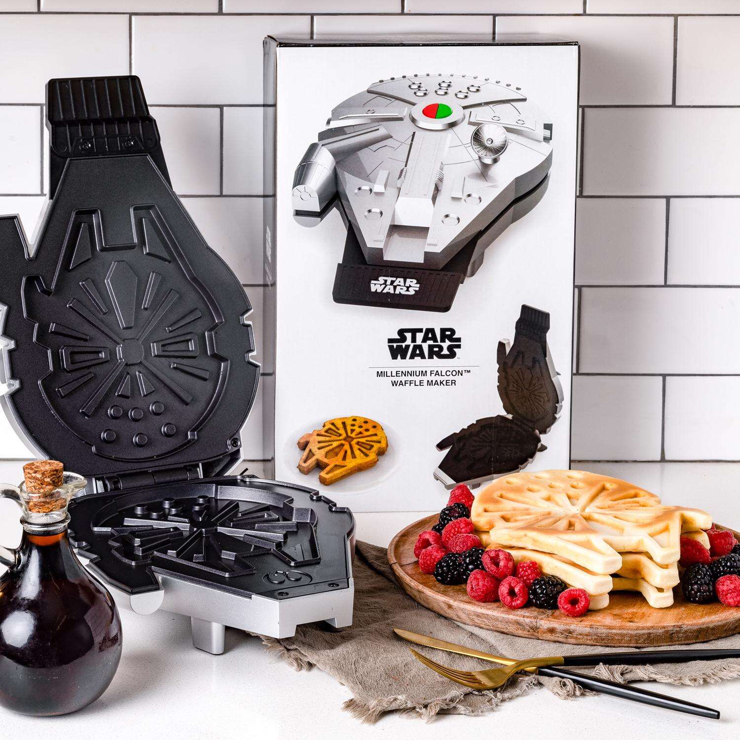 Uncanny Brands Star Wars 1 waffle Matte Silver Aluminum Waffle Maker