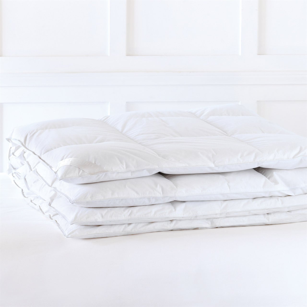 Alexander Comforts Resort Winter White Down Comforter - Full