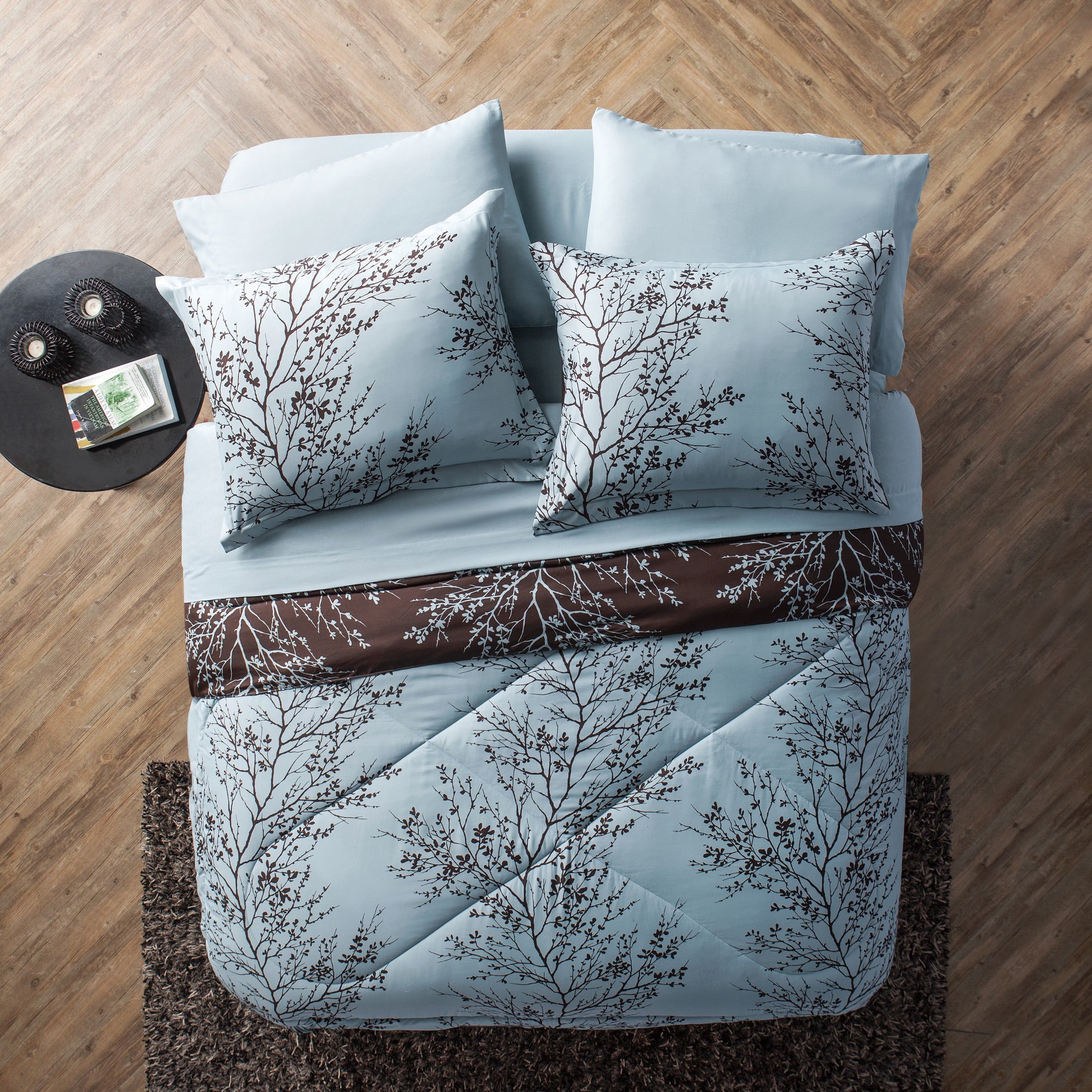 VCNY Home Leaf 8-Piece Blue/Chocolate Branch Polyester Reversible Bed in a Bag， King