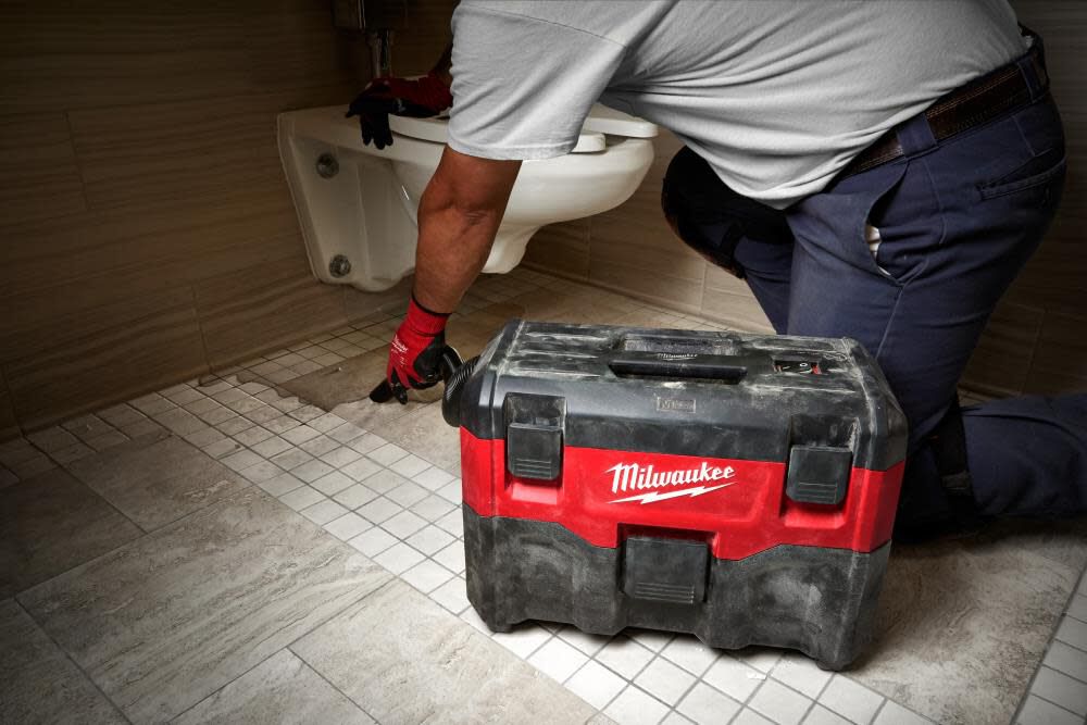 Milwaukee M18 Vacuum Wet/Dry Bare Tool 0880-20 from Milwaukee