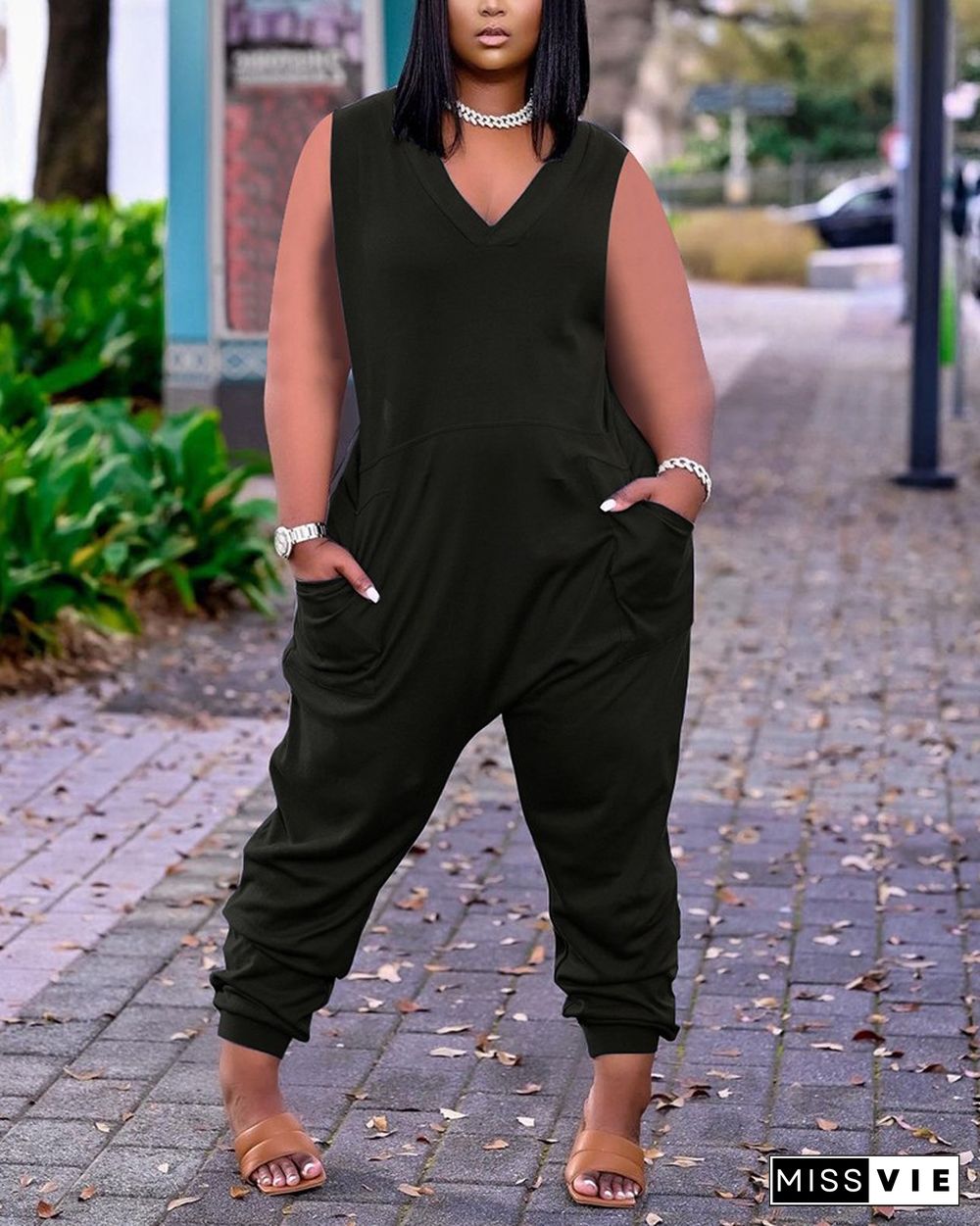 Solid Sleeveless Loose Jumpsuit With Pockets