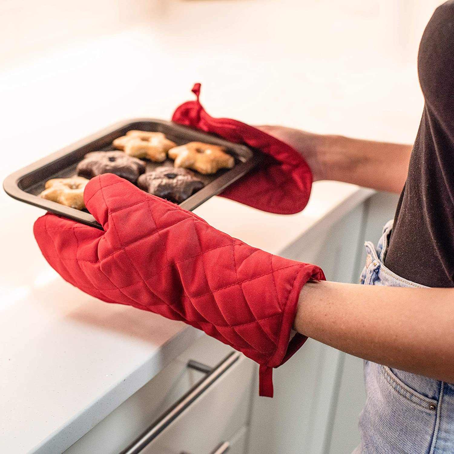 Kitchen Towel Set with 2 Quilted Pot Holders， Oven Mitt， Dish Towel， Dish Drying Mat， 2 Microfiber Scrubbing Dishcloths (Red)