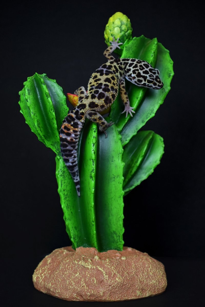 Komodo Cactus Flower Reptile Ornament， Green