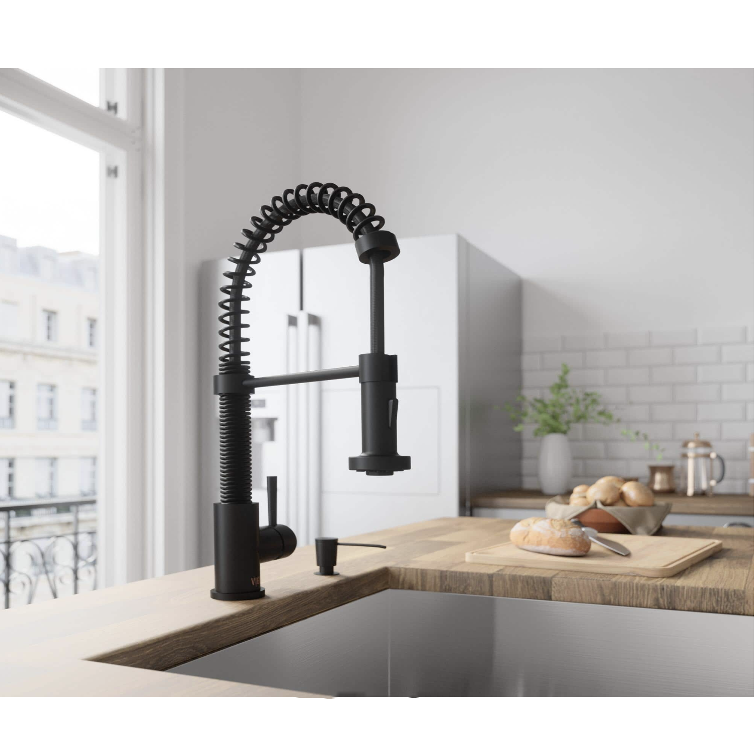 Vigo Edison Single-Handle Pull-Down Sprayer Kitchen Faucet in Matte Black