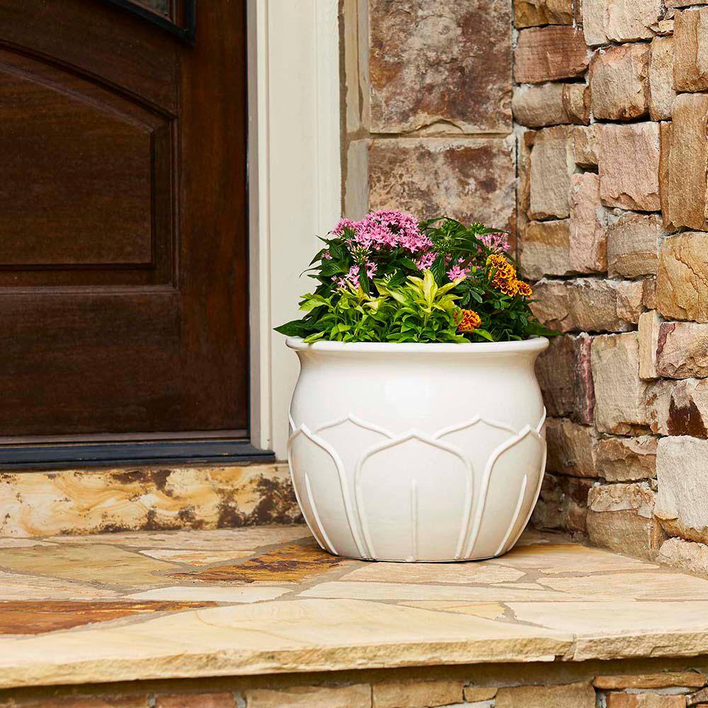 Southern Patio Atkinson Medium 13.8 in. x 11.4 in. 18 qt. White Ceramic Outdoor Planter CRM-088776