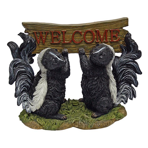 Design Toscano Something Is In The Air Skunk Welcome Statue