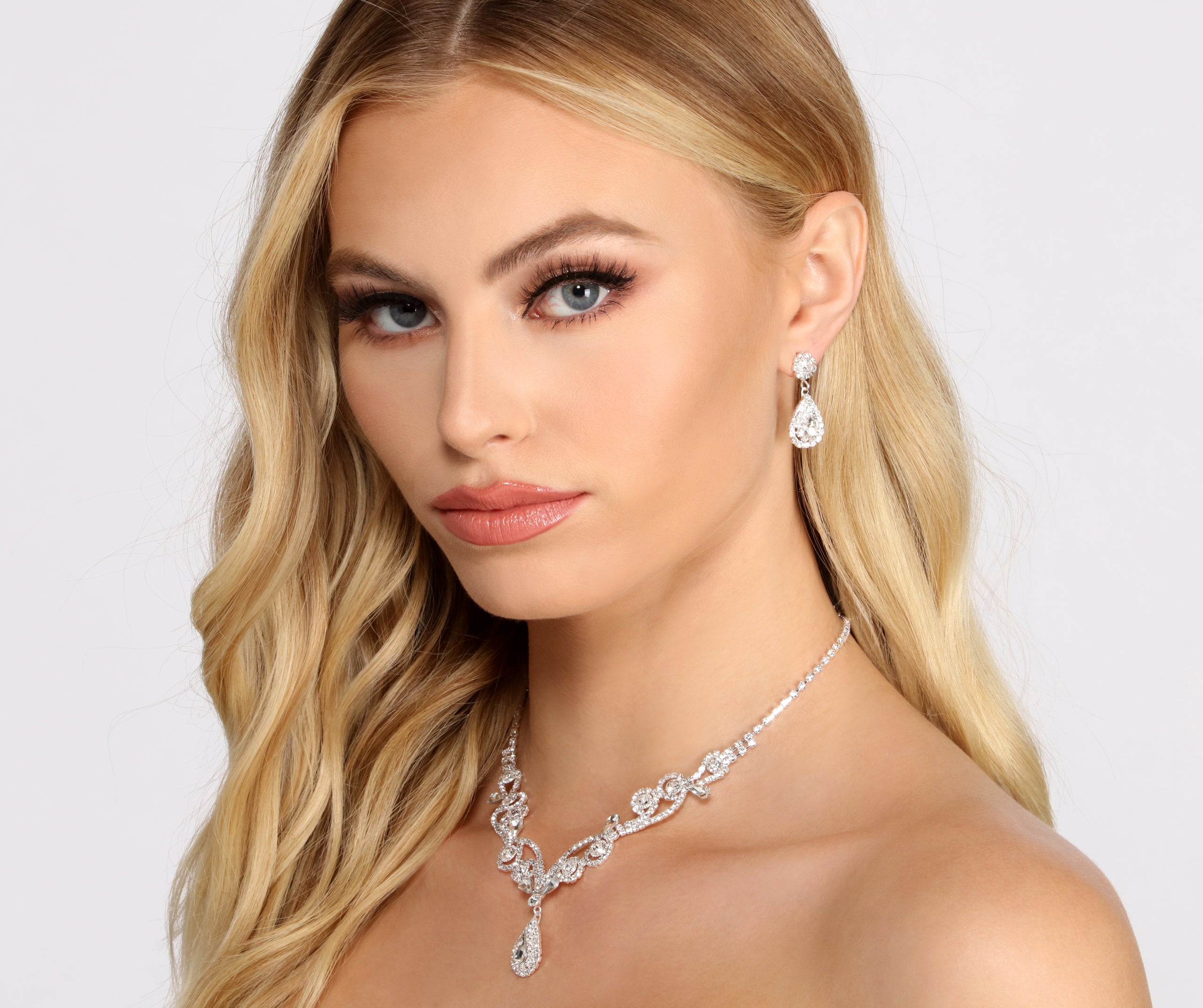 Radiant Rhinestone Collar Necklace And Earrings Set