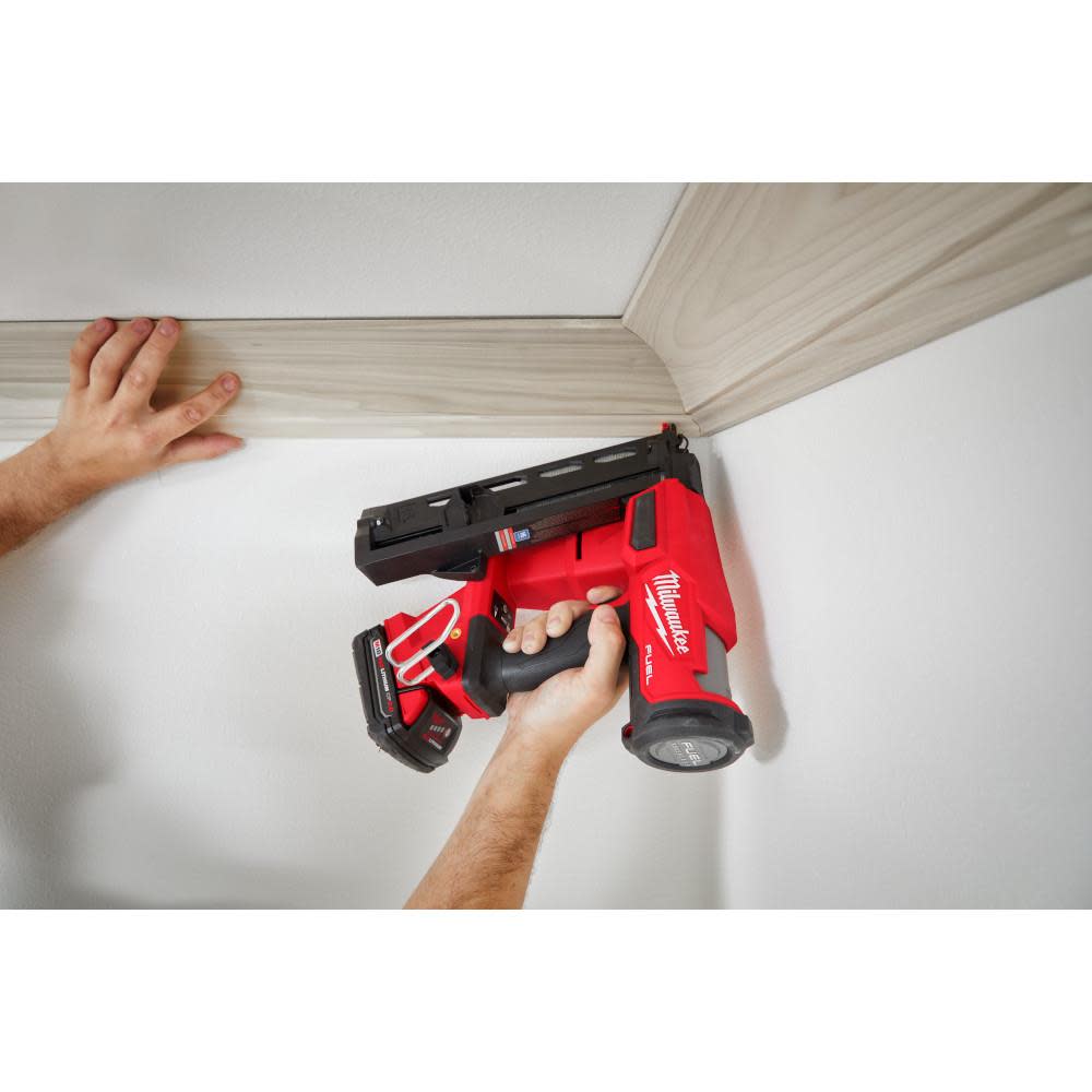 Milwaukee M18 FUEL? 16 Gauge Angled Finish Nailer Kit ;