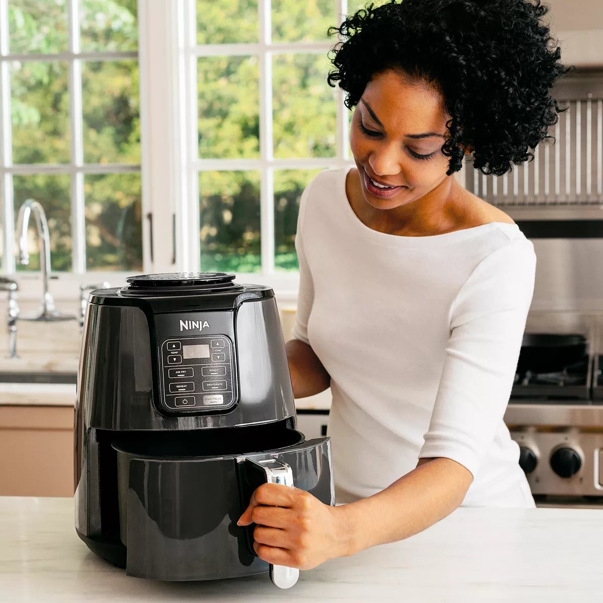 Ninja AF101 Air Fryer that Crisps， Roasts， Reheats， and Dehydrates