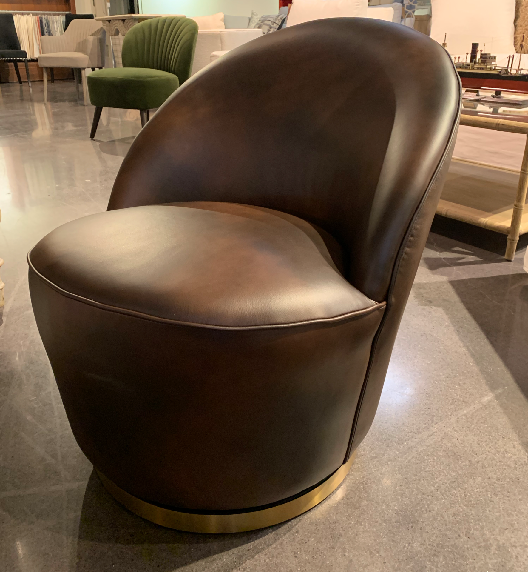 DOVE SWIVEL CHAIR