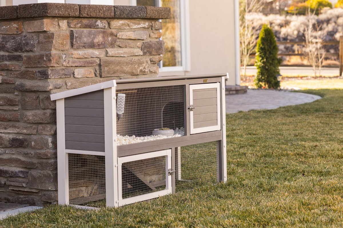 New Age Pet Columbia Rabbit Hutch， Grey