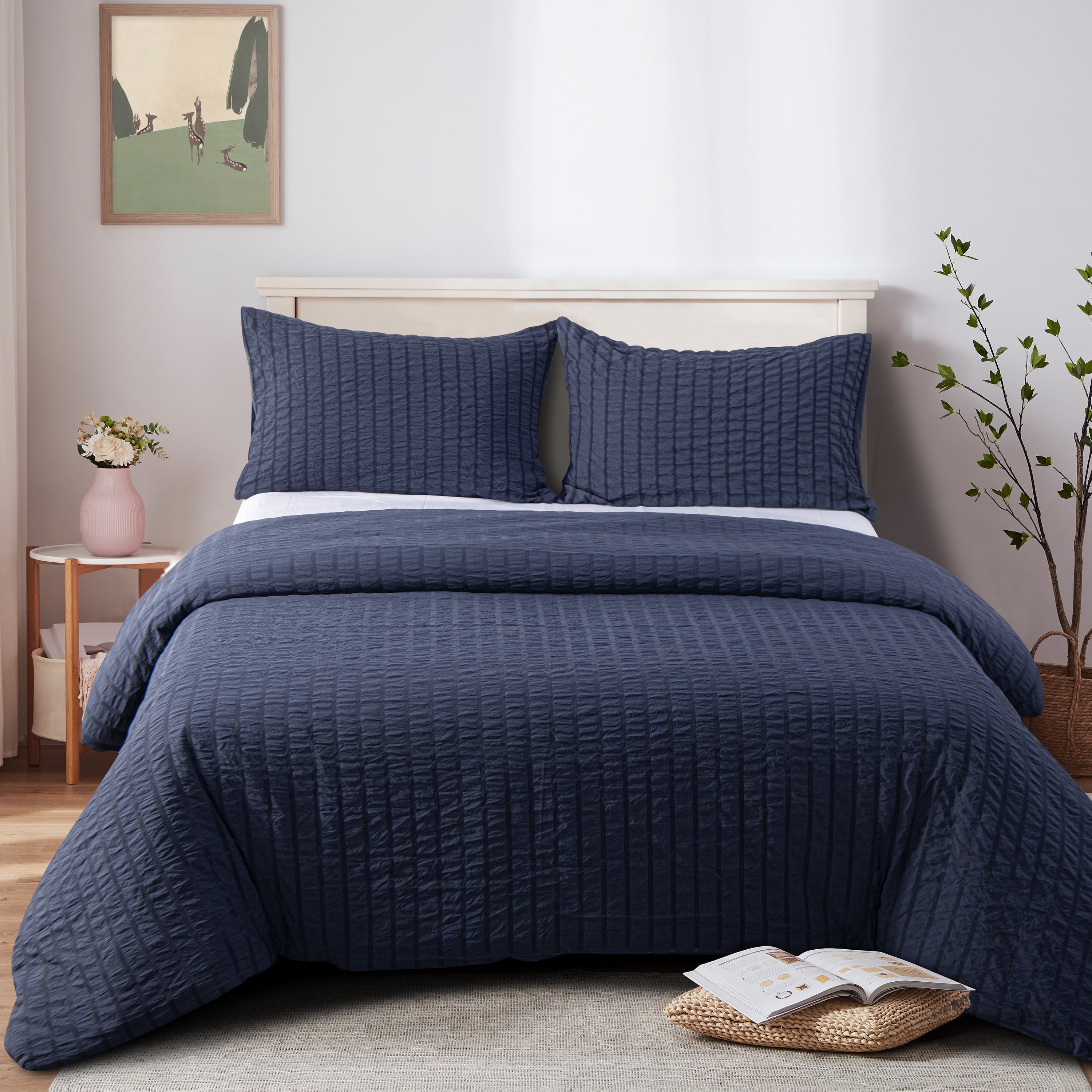 NTBAY 3 Piece Queen Textured Seersucker Duvet Cover Set with Hidden Zipper Closure and Corner Ties， Breathable and Ultra Soft， Navy Blue