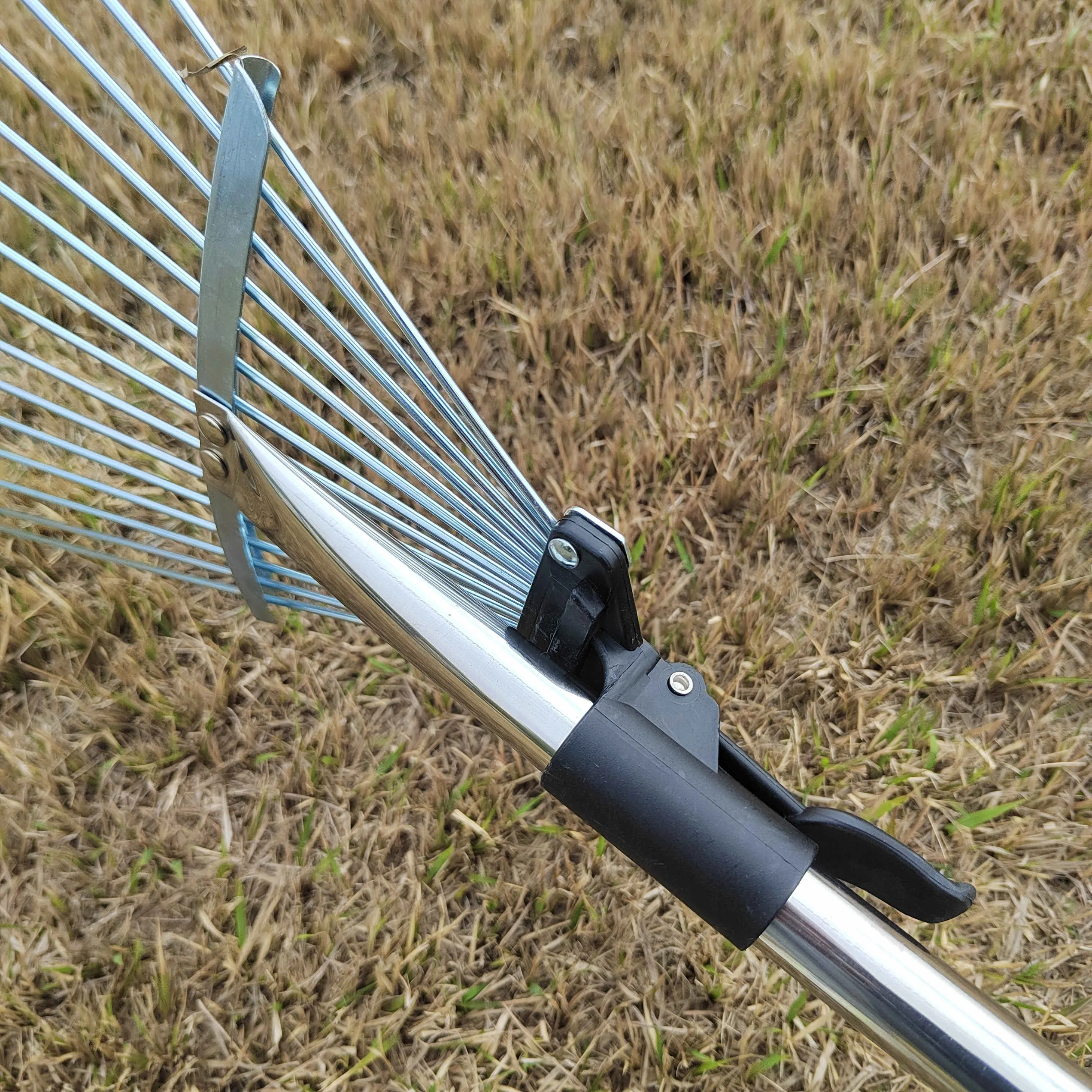 Adjustable Garden Leaf Rake Telescopic Metal Rake Expandable Folding Leaves Rake for Lawn Yard Flowers Beds and Roof