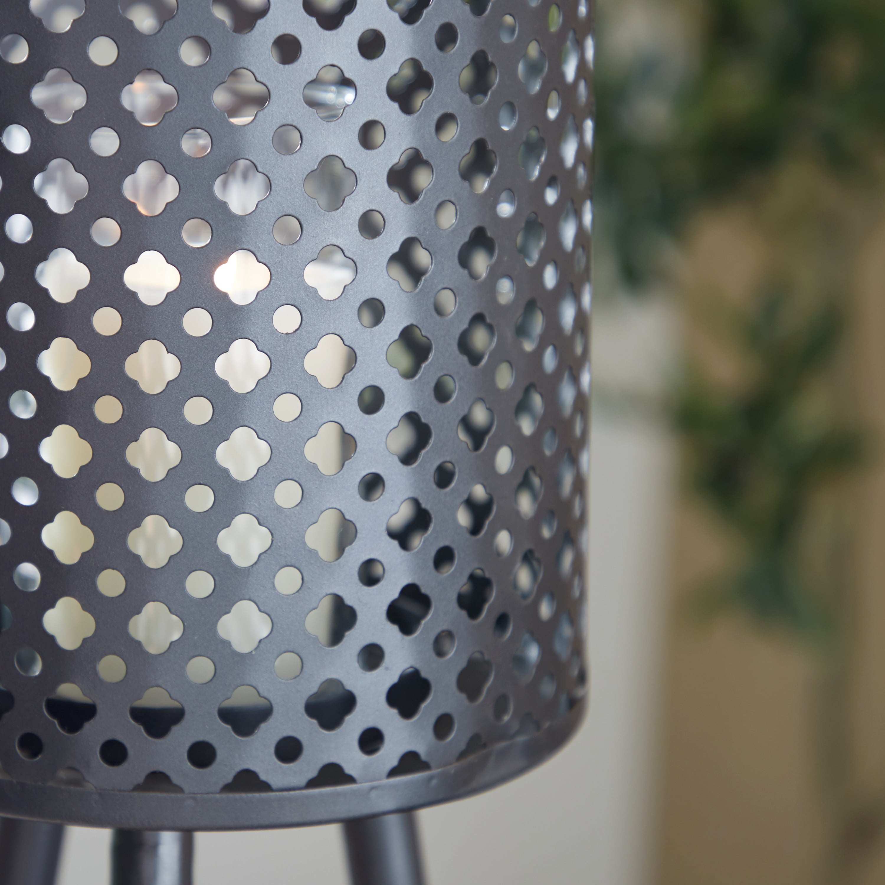 Decmode Large Round Pierced Black Metal Lantern Candle Holder with Tripod Base and Quatrefoil Pattern， 8” x 32”