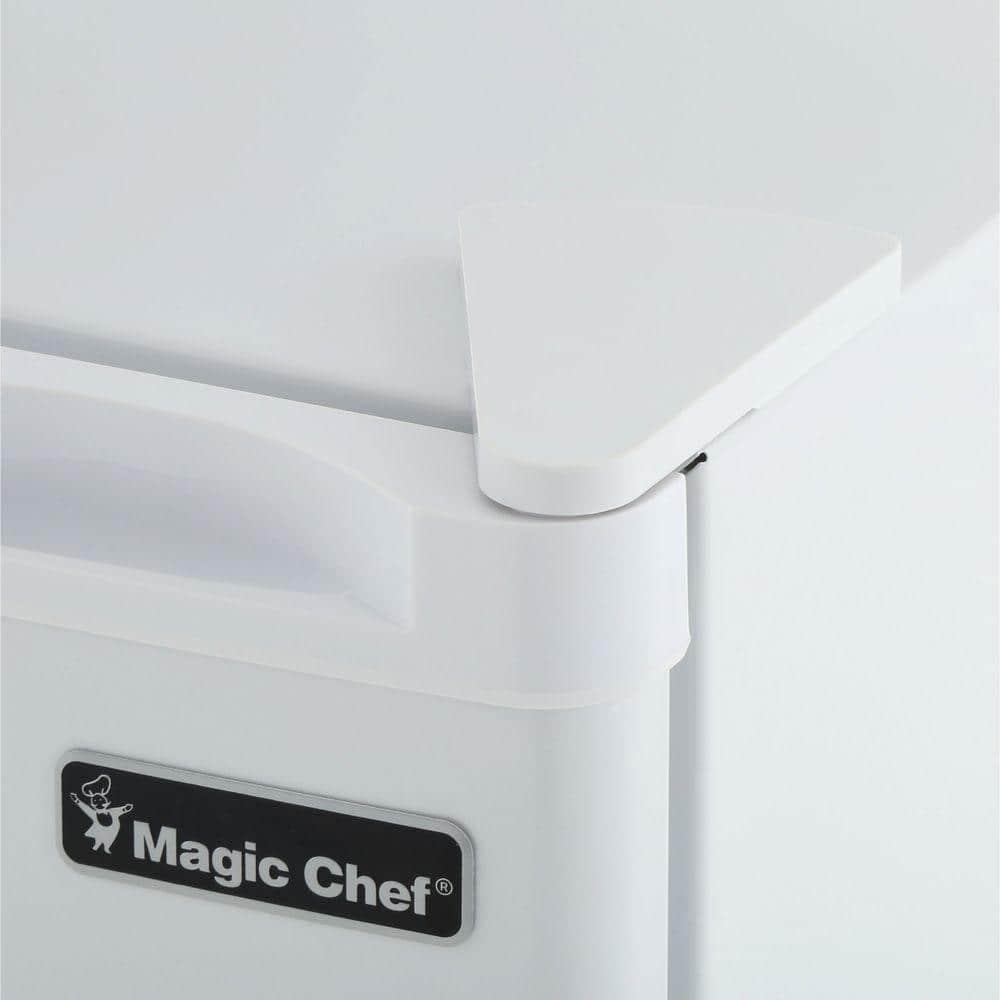 Magic Chef 26 cu ft Mini Fridge in White ENERGY STAR