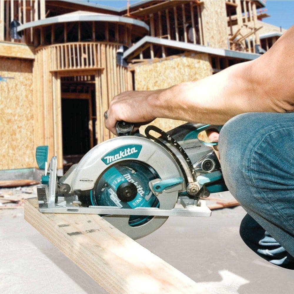 Makita 15 Amp 7-1/4 in. Corded Lightweight Magnesium Hypoid Circular Saw with built in fan and 24T Carbide blade 5377MG