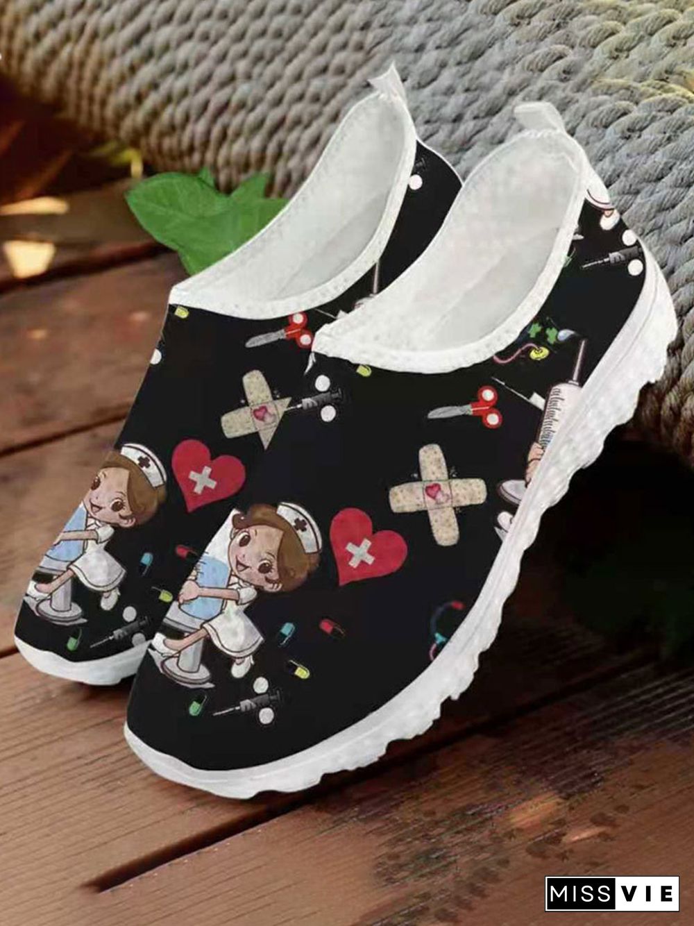 Nurse Fighting Epidemic Print Breathable Tulle Mesh Lightweight Sneakers