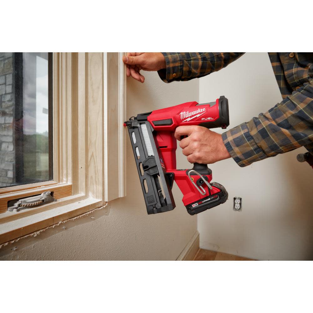 Milwaukee M18 FUEL? 16 Gauge Angled Finish Nailer Kit ;