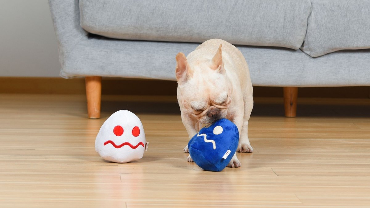 Fetch For Pets Pac-Man Turn-To-Blue and Turn-To-White Plush Squeaky Dog Toy， Small， 2 count