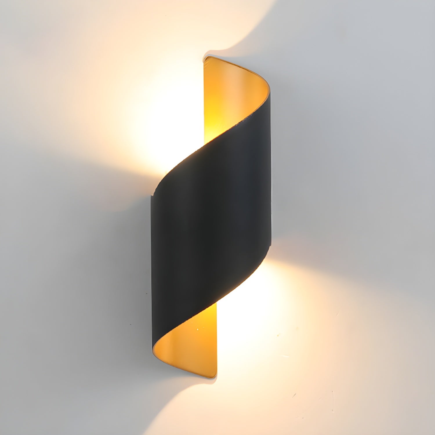 Lila Wall Lamp