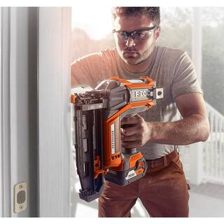 RIDGID 18V Brushless Cordless 16-Gauge Straight Finish Nailer with 18-Gauge Brad Nailer and (2) MAX Output 4.0 Ah Batteries R09892B-R09891B-AC840040P