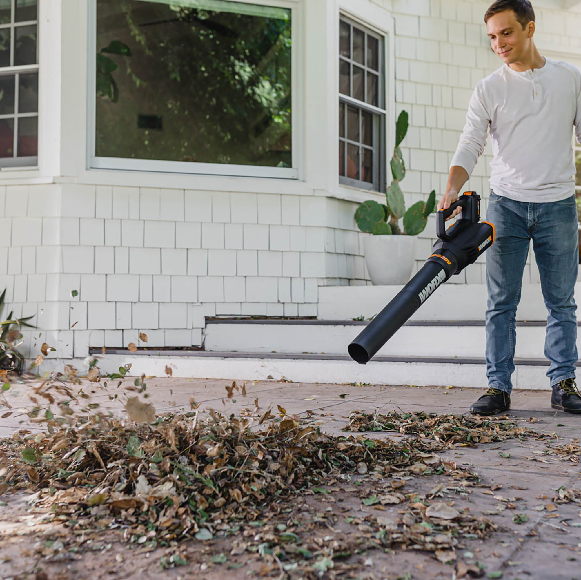 Worx WG915 Power Share 20V 10 in. Cordless Battery Chainsaw and Leaf Blower Combo Kit (Battery and Fast Charger Included)