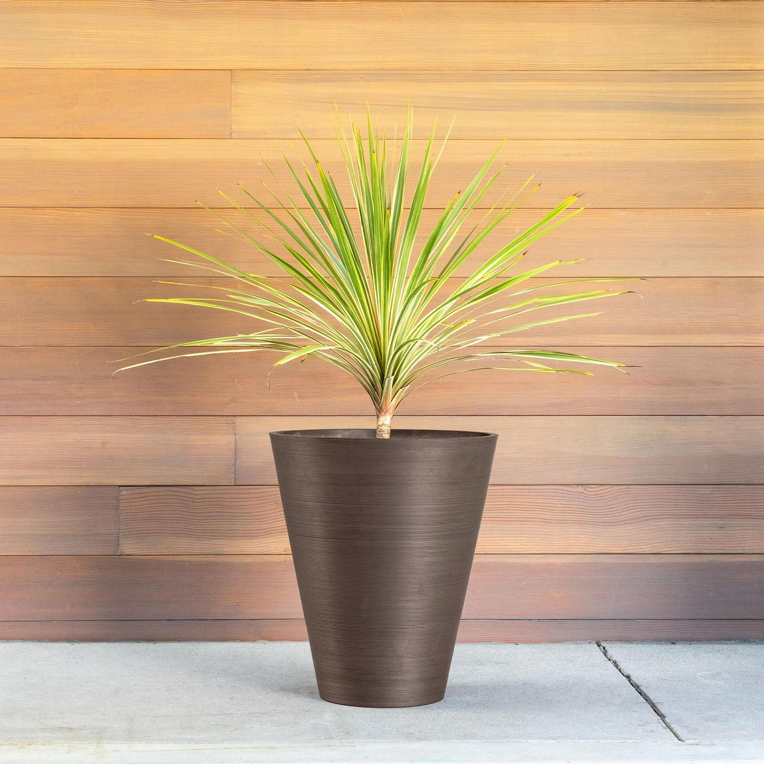 Veradek Kobo Round Planter 8211 Espresso 8211 18 in  Crowdfused