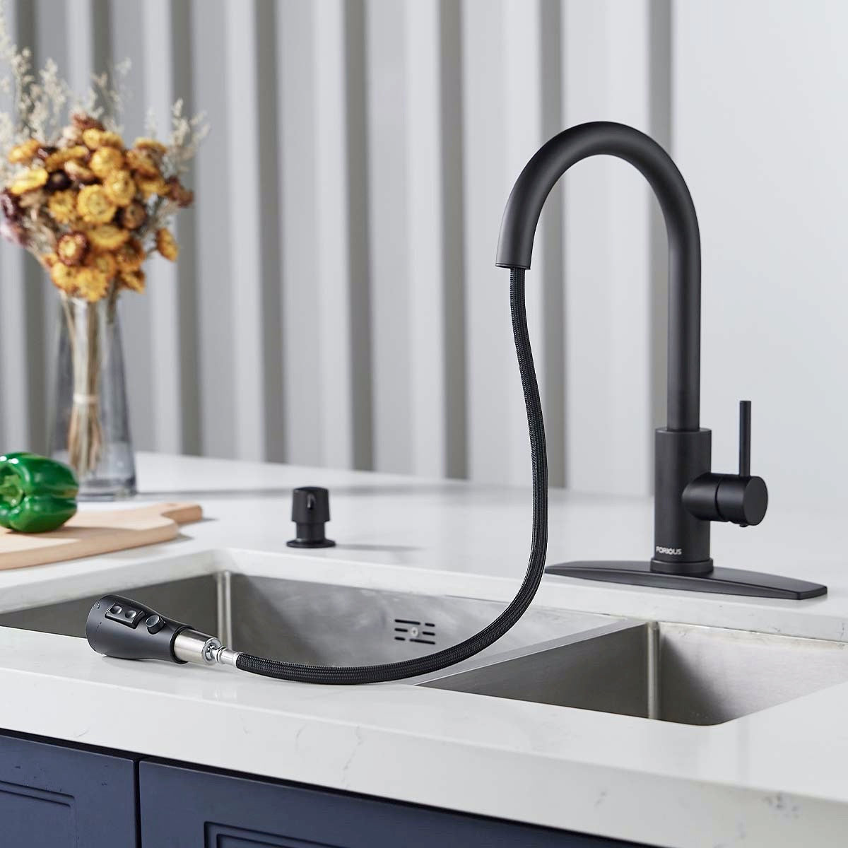 FORIOUS Pull Down Sprayer Kitchen Faucet ，Single Handle Kitchen Sink Faucet ， Matte Black