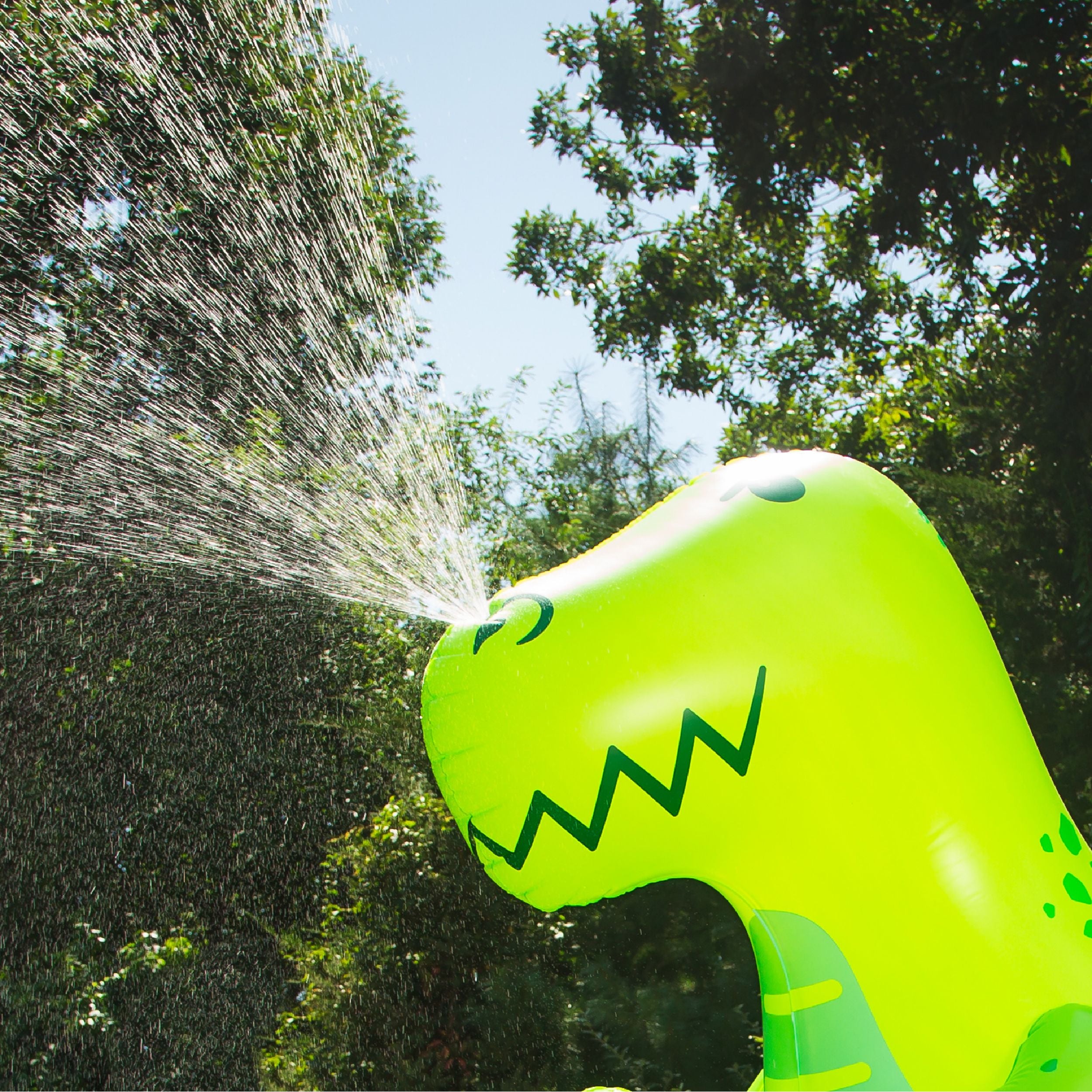 BigMouth Inc. Huge Green Dinosaur Yard Sprinkler - Ginormous 6 Foot Inflatable Sprinkler， Easy to Set Up， Inflate/Deflate， Transport and Store， Connects to Standard Garden Hose， Perfect Fun in the Sun